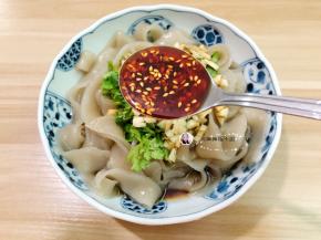 然后把所有的调味料都淋在粉皮上，搅拌均匀即可食用