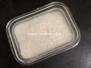 将糯米淘洗干净，最少浸泡3-4个小时，浸泡到糯米饱满