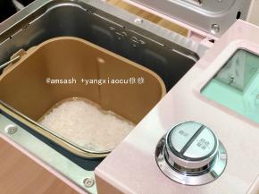 将浸泡好的糯米和水放进面包机桶里，水的量是刚刚好没过糯米的