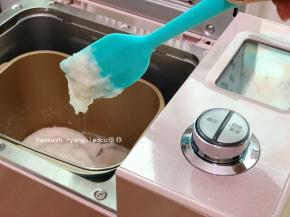 时间倒计时到45分钟开始搅拌，搅拌至糯米用刮刀刮起一些糯米糊能拉出有薄薄
