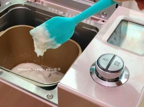 时间倒计时到45分钟开始搅拌，搅拌至糯米用刮刀刮起一些糯米糊能拉出有薄薄
