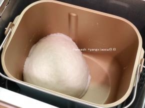 搅拌好的糯米团是光滑有光泽的