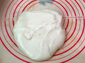 抹少许油，把揉好的糯米团，戴上手套把糯米团多拉扯几次