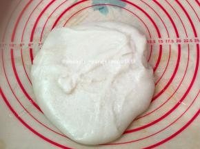 抹少许油，把揉好的糯米团，戴上手套把糯米团多拉扯几次