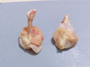 然后顺着骨头将肉往下扒，扒到下面翻成锤子状即可，如图。