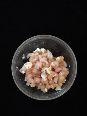 猪肉冲洗干净后切成丁，加入淀粉、料酒、盐和酱油，搅拌均匀后腌15分钟。