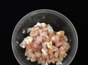 猪肉冲洗干净后切成丁，加入淀粉、料酒、盐和酱油，搅拌均匀后腌15分钟。