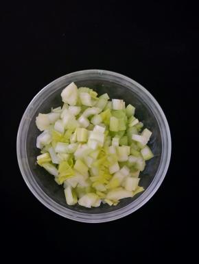 西芹也切成丁备用。