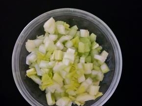 西芹也切成丁备用。