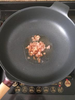 热锅凉油下猪肉，翻炒至变色。