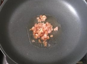 热锅凉油下猪肉，翻炒至变色。