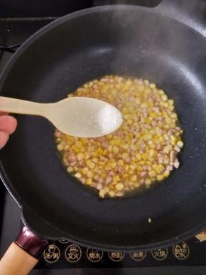 再加入少许盐和适量热水，煮一分钟左右。