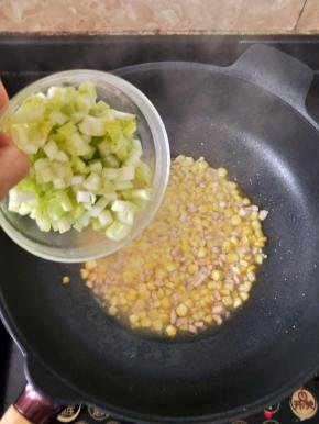 然后倒入西芹，翻炒片刻。