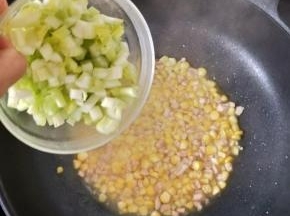 然后倒入西芹，翻炒片刻。