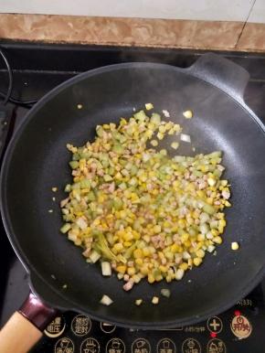 最后再加适量耗油调味，翻炒均匀即可出锅。