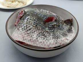 准备黑鱼一条、小一点的就可以、黑鱼顺着鱼骨切2片。