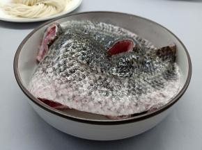 准备黑鱼一条、小一点的就可以、黑鱼顺着鱼骨切2片。