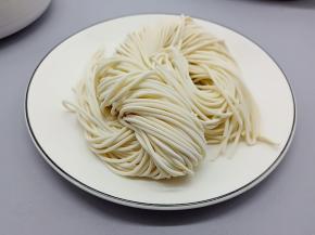 鲜面条准备一斤、够一家子吃。