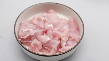 黑鱼刮去表面的粘液、切成薄薄的鱼片。