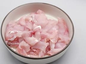 黑鱼刮去表面的粘液、切成薄薄的鱼片。