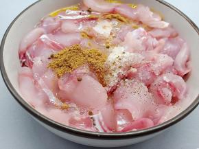 鱼片加盐、十三香、料酒适量、加一个鸡蛋顺着一个方向搅拌。