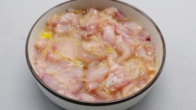 加适量的淀粉上浆《加了淀粉鱼片更加滑嫩》