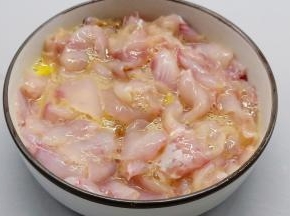加适量的淀粉上浆《加了淀粉鱼片更加滑嫩》