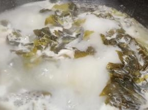 加酸菜翻炒出香味、加适量的开水大火慢慢炖。