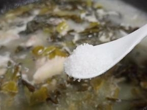 待汤汁成奶白色、加一勺盐、味精调味、捞出鱼骨。