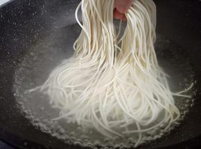 锅里加适量的清水，待水开后加入面条、开大火煮。