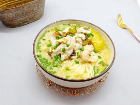 煮熟的面条放入一个大碗里、趁热加上煮好的酸菜鱼片，就可以慢慢享用！