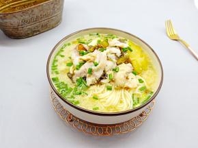 煮熟的面条放入一个大碗里、趁热加上煮好的酸菜鱼片，就可以慢慢享用！