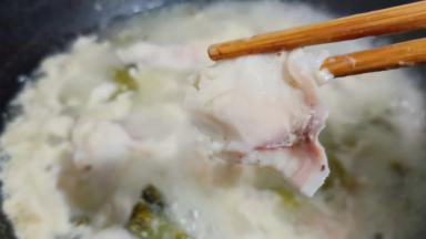 放入鱼片烫熟即可。