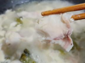 放入鱼片烫熟即可。