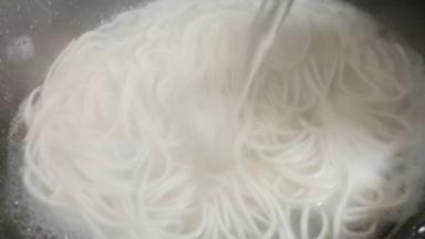 期间可以加一到二次冷水，待面条浮起就可以盛盘。