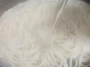 期间可以加一到二次冷水，待面条浮起就可以盛盘。