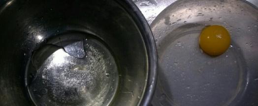 蛋清蛋黄分离，蛋清放入无水无油的盆中