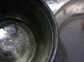蛋清蛋黄分离，蛋清放入无水无油的盆中