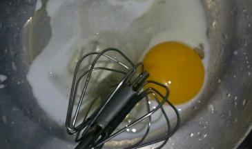 蛋黄部分，蛋黄、糖、牛奶、玉米油，放在一起搅拌均匀，搅拌至融为一体