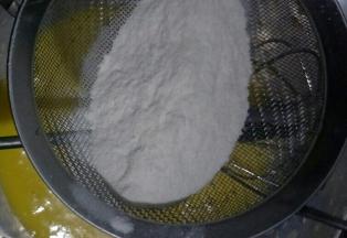 低筋面粉过筛加入蛋黄糊中