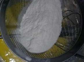 低筋面粉过筛加入蛋黄糊中