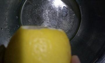 蛋清部分，加入柠檬汁