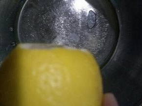 蛋清部分，加入柠檬汁