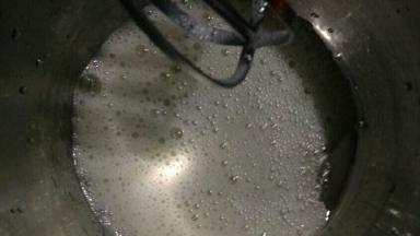 手持电动打蛋器，中速打发至鱼眼泡状态