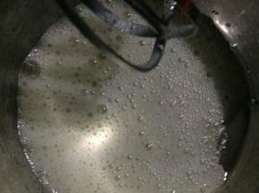 手持电动打蛋器，中速打发至鱼眼泡状态