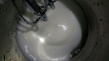 再加入三分之一白糖，中速打发至细腻小微泡状态