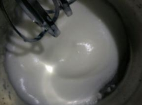 再加入三分之一白糖，中速打发至细腻小微泡状态