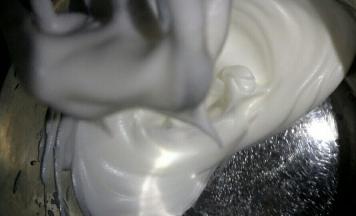 最后加入三分之一白糖，打发至打蛋器提起，有直挺小尖即可