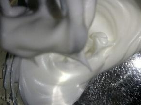 最后加入三分之一白糖，打发至打蛋器提起，有直挺小尖即可