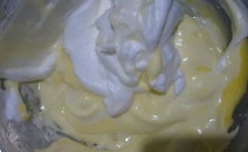 再把其余二分之一蛋白放入，同样翻拌均匀